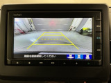 リバースギアに入れるだけで後方の表示へ切り替わります。夜間や雨の日の駐車も楽になりますよ。