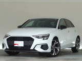 Audiデザインの特徴であるシングルフレームグリルが存在感を主張します。