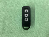 スマートキー付きですからドアロックの開閉およびエンジンスタートが楽々です。電動スライドドアの開け閉めもボタンで操作できます。