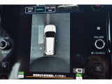 それぞれのカメラをつなぎ合わせ上から見たような画像が映し出される全周囲カメラ装備です。