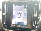 【360&deg;ビューカメラ】4台の高解像度カメラで360度の鳥瞰図を表示。隣の車や壁、死角にある障害物などを画面で確認できるため、狭いスペースでの駐車・出入りも安心です。