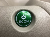 ECONモードをONにするとアクセルペダルの動きに対するエンジンの反応とエアコンの制御を切り換えることで、燃費のいい運転をするドライバーがペダルを踏んだ時と同じようにエンジンを制御します。