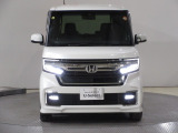 ハロゲンより明るく、より遠くまでさらなる安心感のあるLEDヘッドライトを採用。点灯忘れも防止できるオートライトコントロール機構付きです。