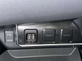 充電用USB端子付き。スマートフォンなどの充電に便利です。