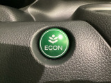 ECON モードをON にするとアクセルペダルの動きに対するエンジンの反応とエアコンの制御を切り換えることで、燃費のいい運転をするドライバーがペダルを踏んだ時と同じようにエンジンを制御します。