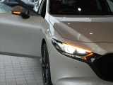 アダプティブLEDヘッドライト カメラや車速センサーと連動して、ハイ、ロー、ワイドローのLEDライトを常に適切な配光に自動制御する優れものです!便利なオートライト仕様でフォグランプも装着されています!