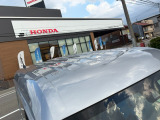目立つキズ凹み等はありませんが、中古車という商品の特性ルーフには子キズや塗装しみがあります