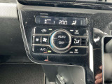 オートエアコンの操作パネルです。お好みの温度に設定できて快適に運転できます。