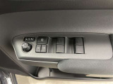パワーウィンドウスイッチで運転席から全席の窓の開閉ができます♪