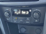 エアコンはオートエアコンです(^-^)温度調節も細かくできるので車内を快適な温度にできますよ(*^^*)人気の装備です☆