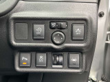ハンドル右奥には各種設定スイッチがあります。運転者がスッと手を伸ばせば操作できので便利です。