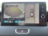 【マルチビューカメラシステム】フロントビューだけでなく、グラウンドビューも表示!自車を上空から見下ろしたような映像が表示されるので、駐車時などにドライバーの死角を減らすことができます。