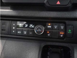 【オートエアコン】温度を設定すれば自動で快適な車内温度を保ちます。エアコン内部の高性能脱臭フィルターで車内のアレルゲンや花粉を除去。