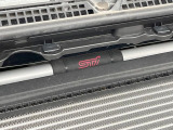 【STIタワーバー】お車の剛性を高めるタワーバーを装備。よりスムーズなコーナリング走行が可能となり、走りも楽しめます。
