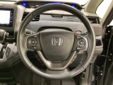 ハンドルにHondaセンシング系のクルーズコントロールやレーンキープアシストなどのスイッチと、オーディオの操作スイッチが装備されています。ハンドルから手を離さず安全に操作できます。