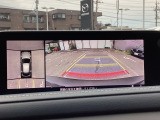 狭い場所での駐車やすれ違いなどでより的確な運転操作に役立つ360&deg;ビューモニターが装備されています。