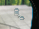 【ブラインドスポットインフォメーション】走行中、ドアミラーの死角になりやすい箇所に後続車が接近するとサイドミラー付近に警告を表示、ドライバーに注意喚起をしてくれます。