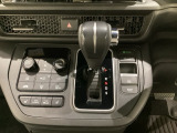 CVT車のセレクトレバーです。低速から高速まで、変速ショックのないスムーズな走りを実現するとともに、エンジン効率のよい領域を維持することで燃費にも貢献します。