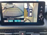 バックギアに入れると、車を上空から見下ろしたようなモニターに切り替わります。