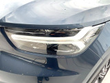 【LEDヘッドライト】ハイビームを先行車や対向車にあてず、その両サイドではハイビーム照射を維持。見える範囲が段違いに広くなりました。北欧神話に登場するトールハンマーをモチーフにデザイン。