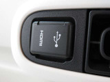 HDMIソケット、USBソケットを備えています。
