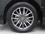 純正アルミホイールは精度が高く、走行の安定性が優れています。タイヤサイズ205/60R16
