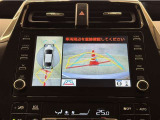 真上から見下ろしたような視点で車とその周囲を確認出来る画面と、車両後方を映し出すバックモニター画面の2つを表示してくれます。