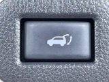 【パワーバックドア】スマートキーや運転席のボタンを押すだけでリアゲートが自動で開閉します!荷物を持っている時や、高い位置にあるバックドアを閉める際に便利な機能です♪