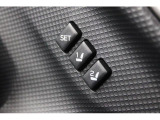 運転席シートポジションメモリーはあらかじめ登録しておいたシートポジションとともに、ドアミラーの角度を自動的に再現します。