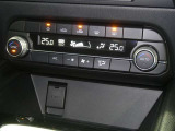 【オートエアコン】車内温度を感知して自動で温度調整をしてくれるのでいつでも快適な車内空間を創り上げます!どの席に座っても快適なドライブが楽しめます♪