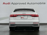 Audiのリヤディフューザーは、車両の後方での空気の流れを整え、乱流を減少させることで、走行安定性を向上させます。またスポーティで洗練された外観を提供し、全体のスタイルに一体感を持たせます。