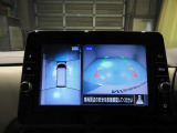 空から見ているような視点でクルマの周囲が確認できるモニター。クルマの真上から見ているかのような映像によって周囲の状況を知ることで駐車を容易に行うための支援技術です