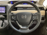 ハンドルにHondaセンシング系のクルーズコントロールやレーンキープアシストなどのスイッチと、オーディオの操作スイッチが装備されています。ハンドルから手を離さず安全に操作できます。