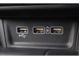USB-Aの給電専用ソケットを2口装備。モバイル機器の充電が可能です。