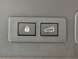 【パワーバックドア】スマートキーや運転席のボタンを押すだけでリアゲートが自動で開閉します!荷物を持っている時や、高い位置にあるバックドアを閉める際に便利な機能です♪