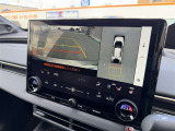 パノラミックビューモニター付きです。車両を上から見たような映像をディスプレイオーディオ画面に表示。運転席からの目視だけでは見にくい、車両周辺の状況をリアルタイムでしっかり確認できます。