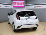 ハッチバックなので、バックドアは上に開きます♪大きな荷物の出し入れがしやすくなります。便利ですよ♪