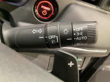 ステアリングホイール・後ろの減速セレクターは、左右に取り付けられた2つのパドルスイッチで減速の強さを調整。 左側の「-」を操作すると減速を強く、右側の「+」を操作すると減速を弱くすることができます。