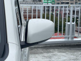狭い駐車場でも安心。スイッチ操作だけでドアミラーの格納展開が可能。電動格納式リモコンドアミラー!