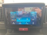 バックカメラ付きディスプレイオーディオ装着車です。AM・FMラジオ、スマートフォン連携機能、Bluetooth機能付き。