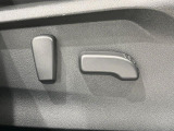 【メモリー機能付きパワーシート】ドライバーごとに設定したシート位置を記憶して、ボタン一つで切り替えできる便利な機能!運転する方が複数名いらっしゃるご家庭におすすめです♪