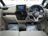 運転にかかわる様々な操作を安全に行えるように視点移動が少なく、操作性に配慮されたスイッチ類が凝縮されたコクピットです。