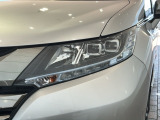 LEDヘッドライトは、点灯の瞬間から最大光量を発揮し、突然暗くなるトンネルなどでの安定感を高めます。