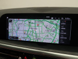 【純正ナビゲーション】BMWのナビゲーションは操作性も良く、詳細な地図情報と交通状況を見やすく表示し、快適なドライビングをサポートしながら目的地までナビゲートします。