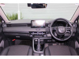 運転時の視界周辺の見やすい位置にメーターやディスプレーオーディオをレイアウト。スイッチ類は自然に手が届く位置に配置され、視線や動作の流れを断ち切らない、ストレスフリーの運転動作を可能にします。