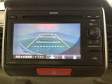 バックでの車庫入れも安心です!リアカメラが付いているバックモニター付のディスプレイオーディオを装備しております。操作線もついており距離感も画面から確認できます。