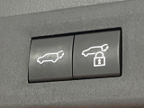 【パワーバックドア】スマートキーや運転席のボタンを押すだけでリアゲートが自動で開閉します!荷物を持っている時や、高い位置にあるバックドアを閉める際に便利な機能です♪