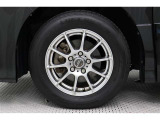 社外品の15インチアルミホイールを装着しています。タイヤサイズ195/65R15