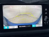 後退時に車両の後ろ側をモニター画面に表示します。車庫入れが苦手な人もこれで安心♪
