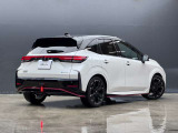 リヤスタイリング。NISMO専用のリヤバンパーやエアロパーツ、赤いアクセントラインがスタイリッシュな後姿を演出します。